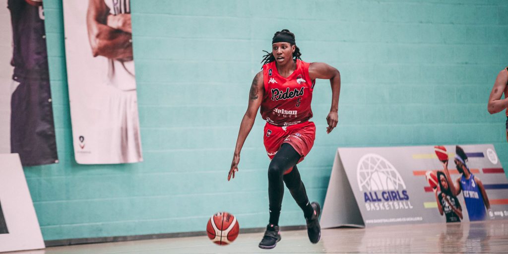 Brea Elmore dribbling the ball.