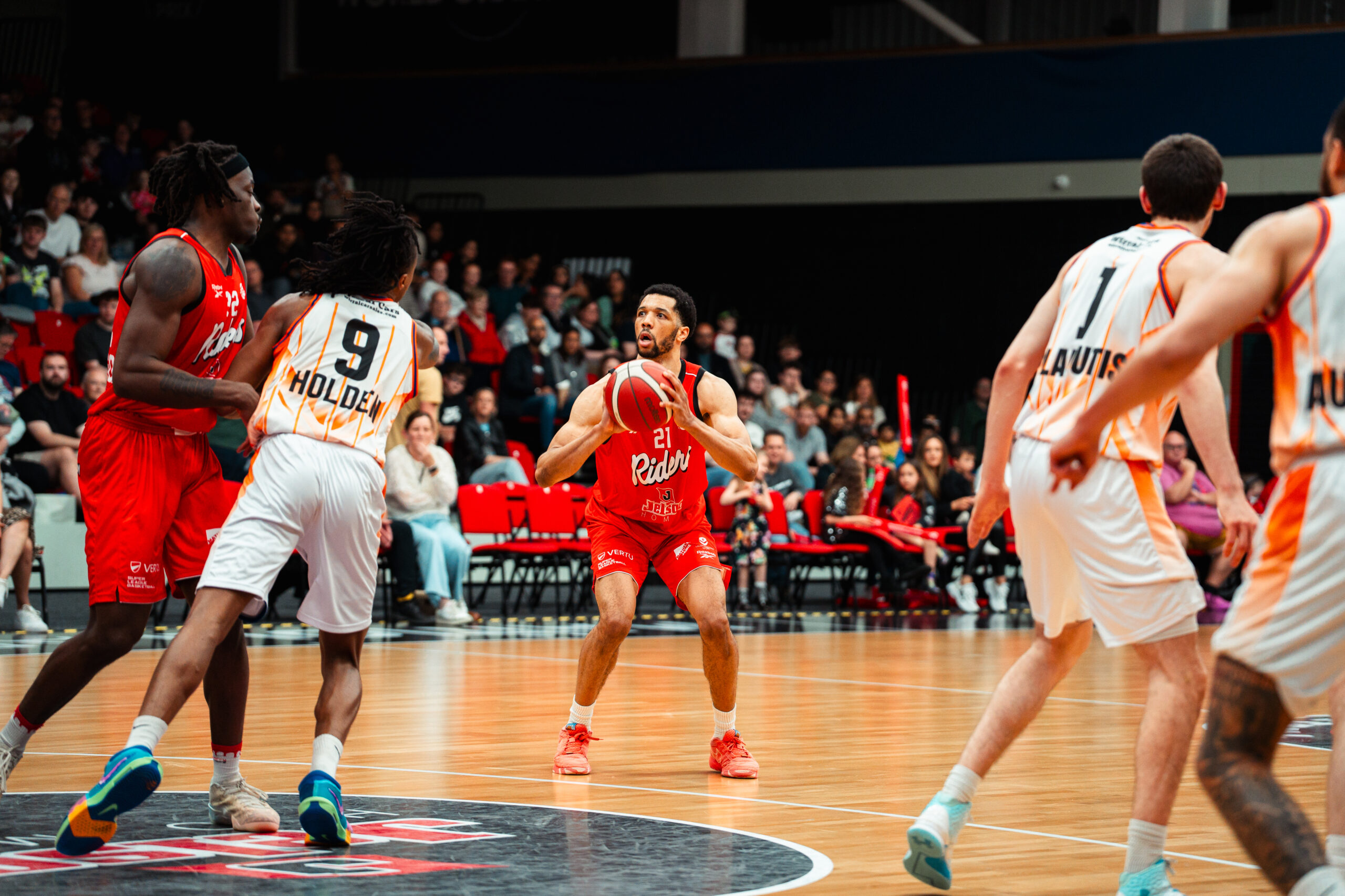 Leicester Riders Defeat Cheshire Phoenix in Nail-Biting Back-and-Forth Battle 
